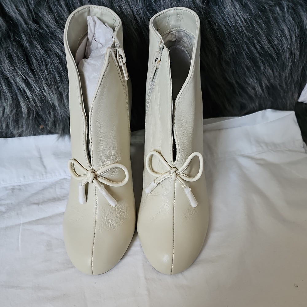 Hot in Hollywood Womens Winter White cream Booties Shoes Size 7.5W - Picture 2 of 4